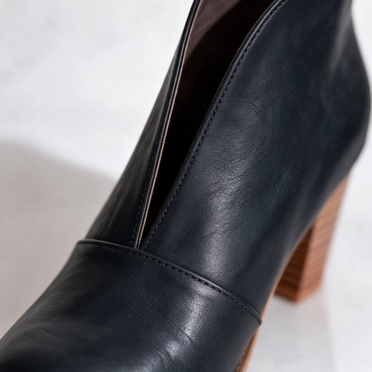 Damen Stiefeletten mit V-Schnitt und Blockabsatz